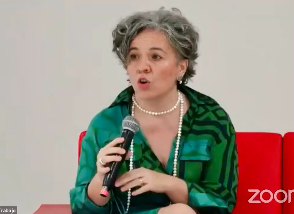 Johanna Pardo dando una charla