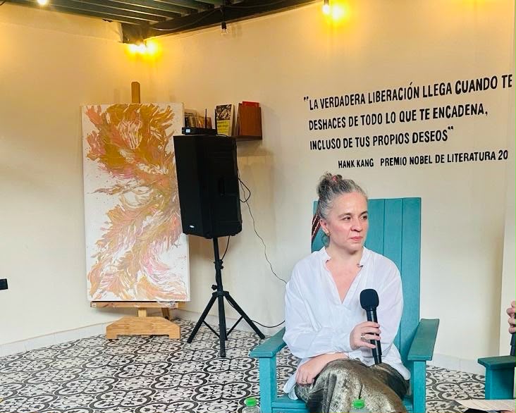 Johanna Pardo compartiendo contenido en redes sociales